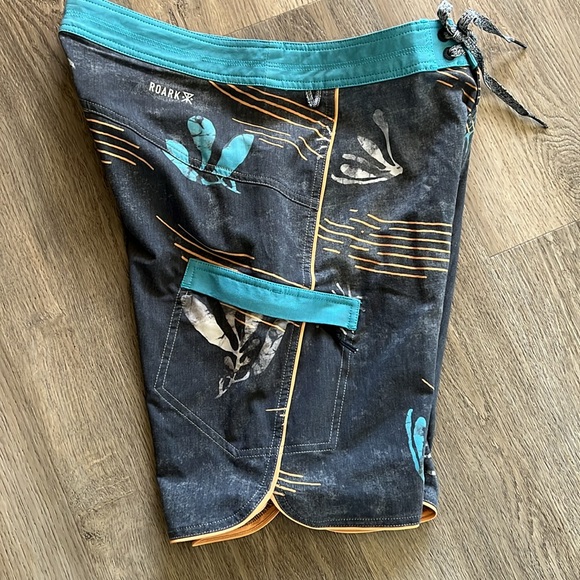 NWT Roark Revival Bull Bay 19” Board Shorts, size 31. - Picture 5 of 7